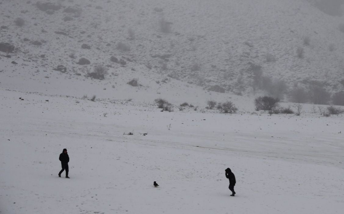 Al mediodía, algunas personas subieron a Fuente Dé para disfrutar de la nieve.