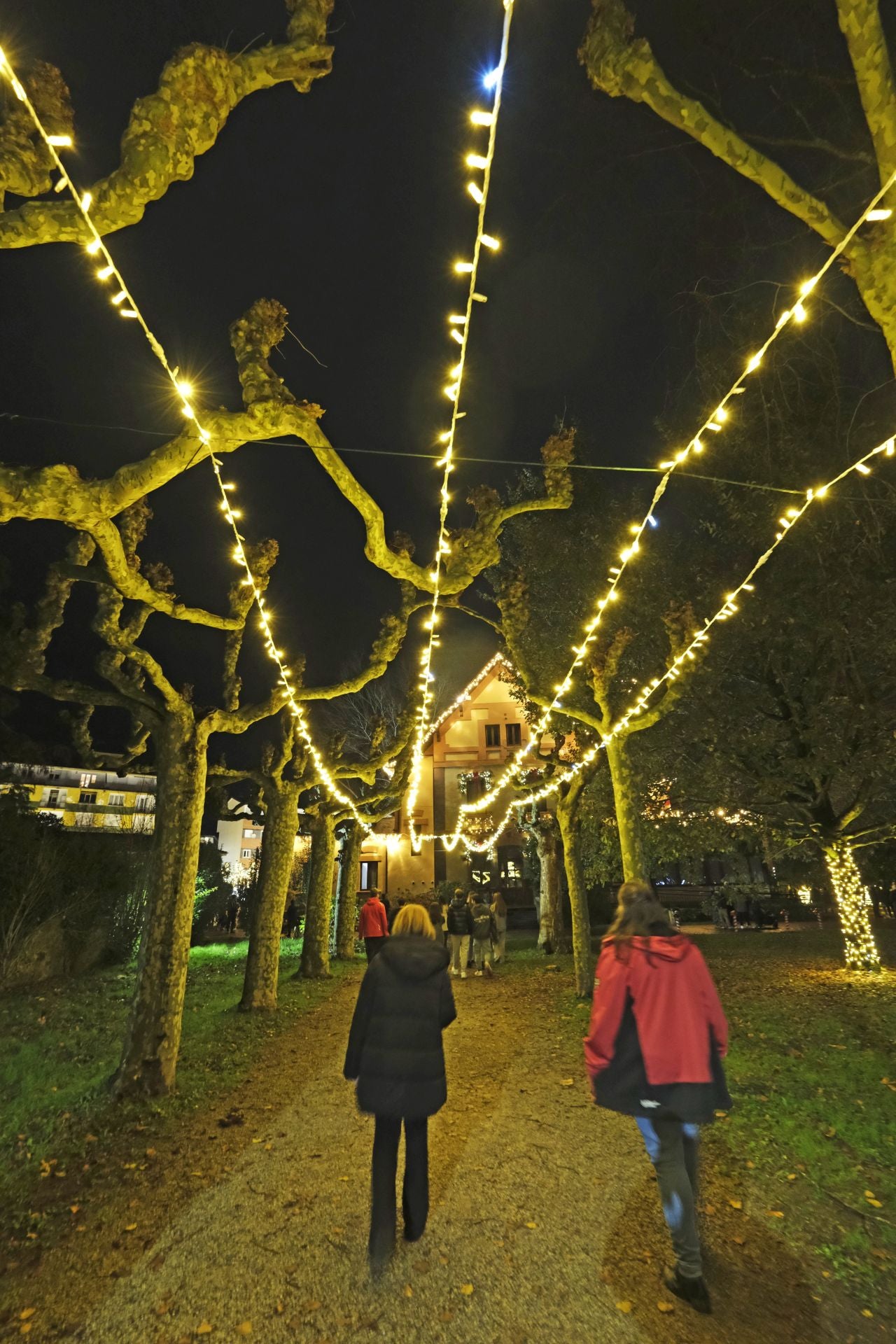 Los pasillos iluminados del parque en torno a la casa de la Navidad.