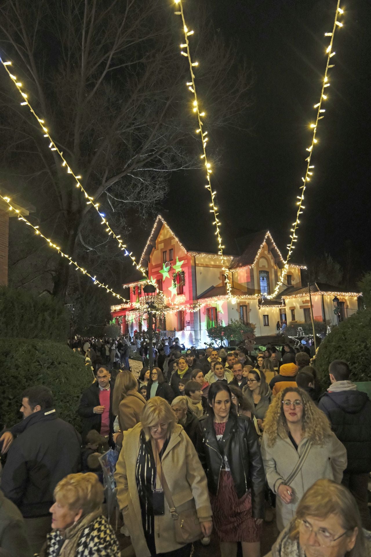 Las luces de la Navidad ya iluminan Cabezón