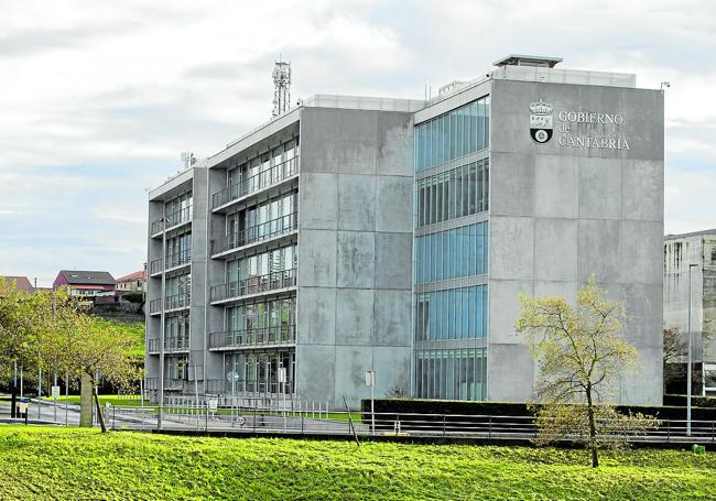 Edificio Apia XXI. Pasa al Gobierno el inmueble de las consejerías de Industria y de Desarrollo Rural. j