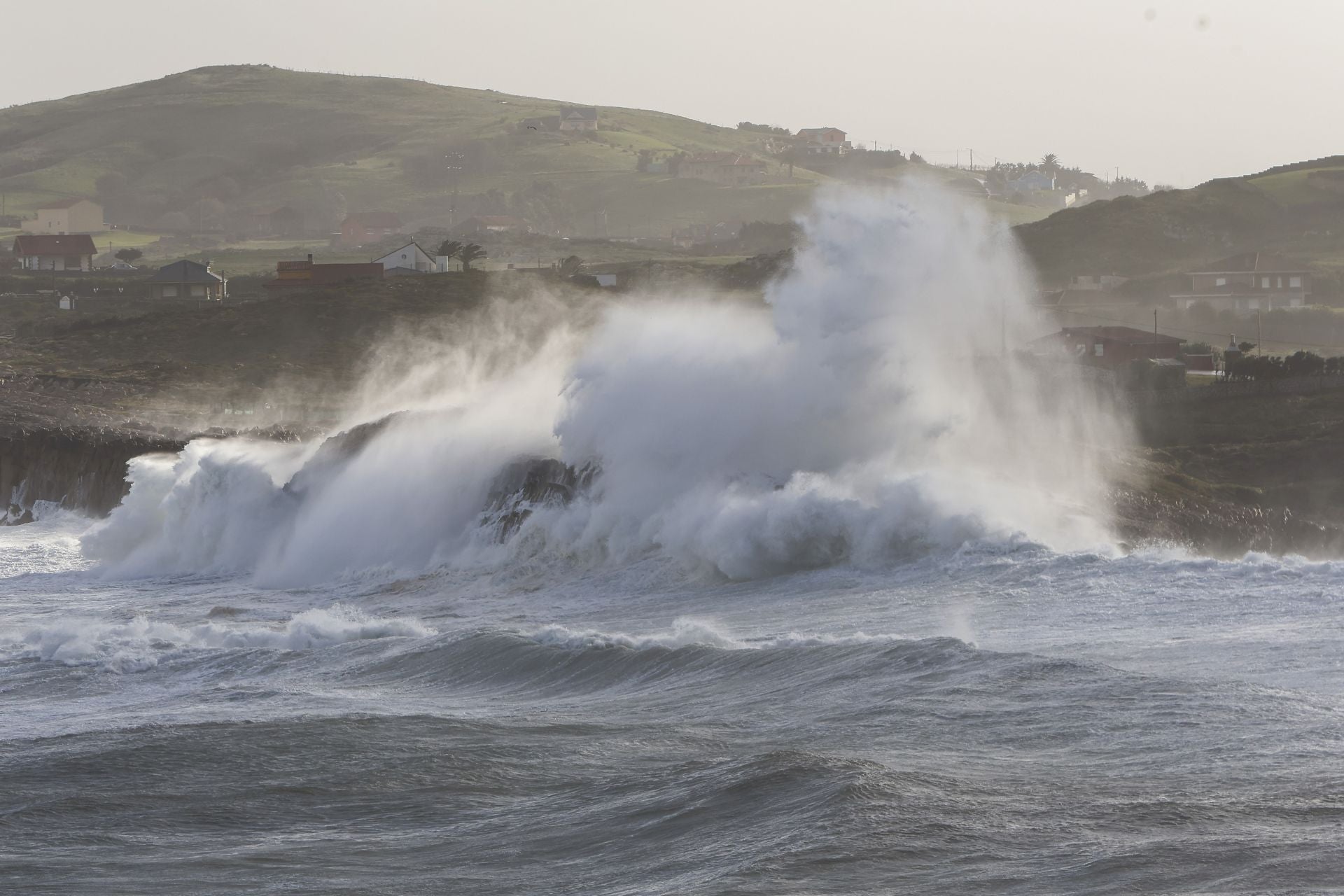 Fuerte oleaje en Suances, en un día con alerta naranja por fenómenos costeros adversos.