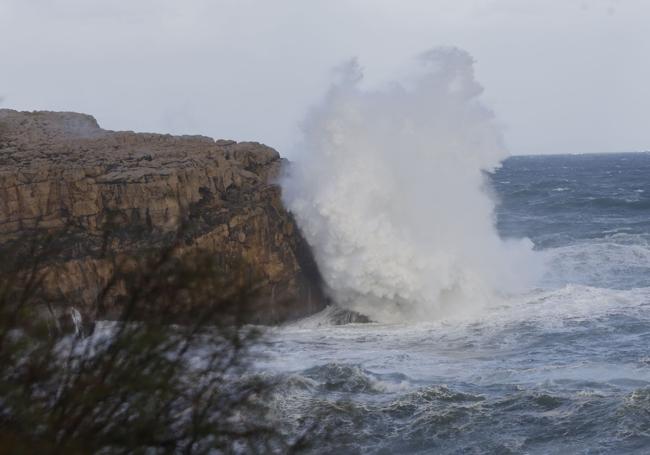 Imagen del fuerte oleaje, este domingo en Suances.