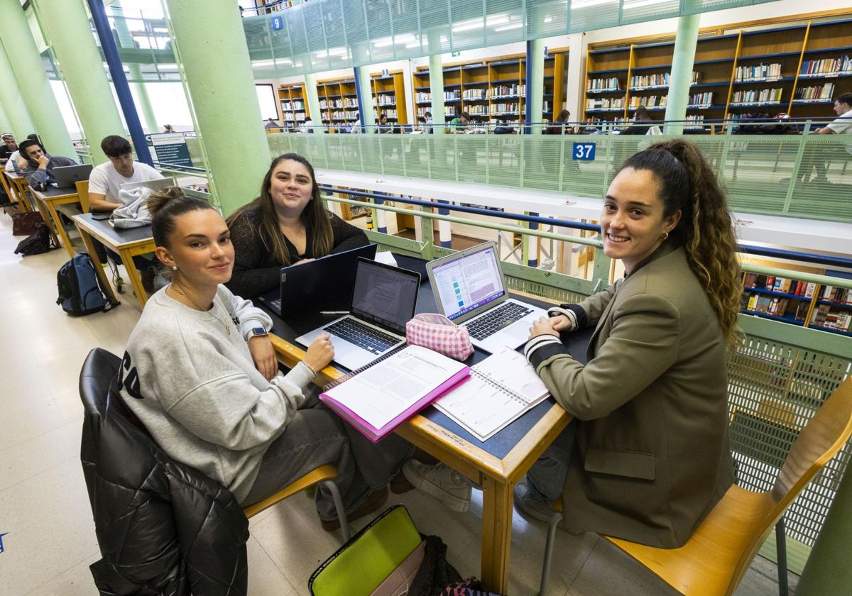 Patricia Fernández San Martín, Elena Vallejo Moreno y Laura Díez Fernández, en la biblioteca del edificio Interfacultativo de la UC.