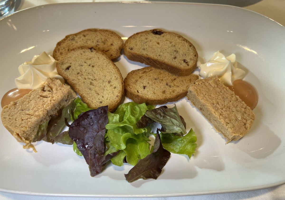 Imagen principal - Paté de cabracho a modo de aperitivo; solomillo de vaca de Cantabria y tarta de hojaldre y mantequilla con helado. 