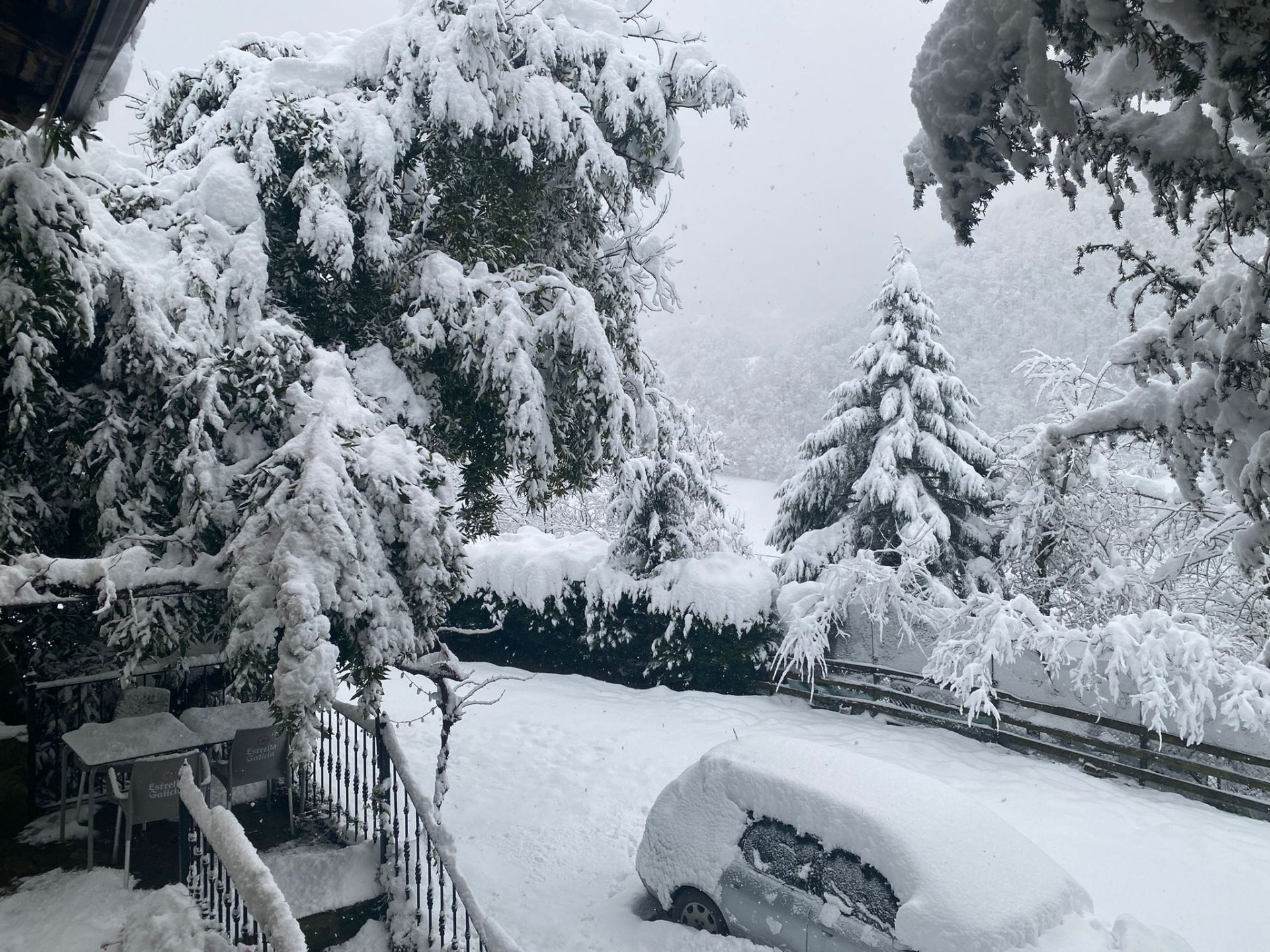 Un coche enterrado en Caloca (Pesaguero), donde se han acumulado 30 centímetros de nieve