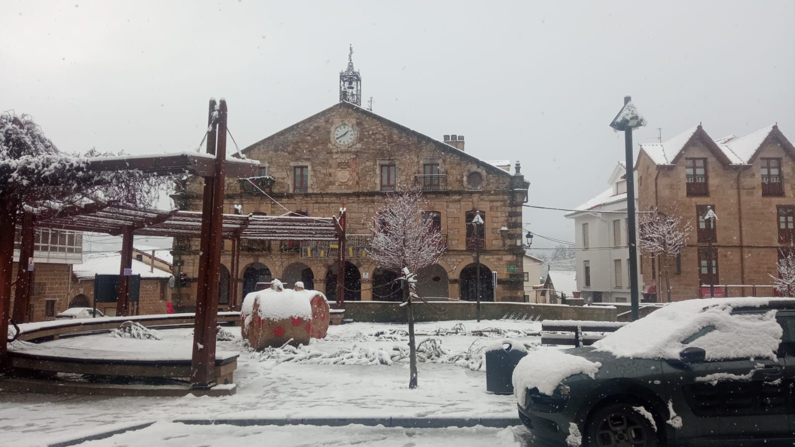 Nevando en Polientes, en la plaza del Ayuntamiento de Valderredible.