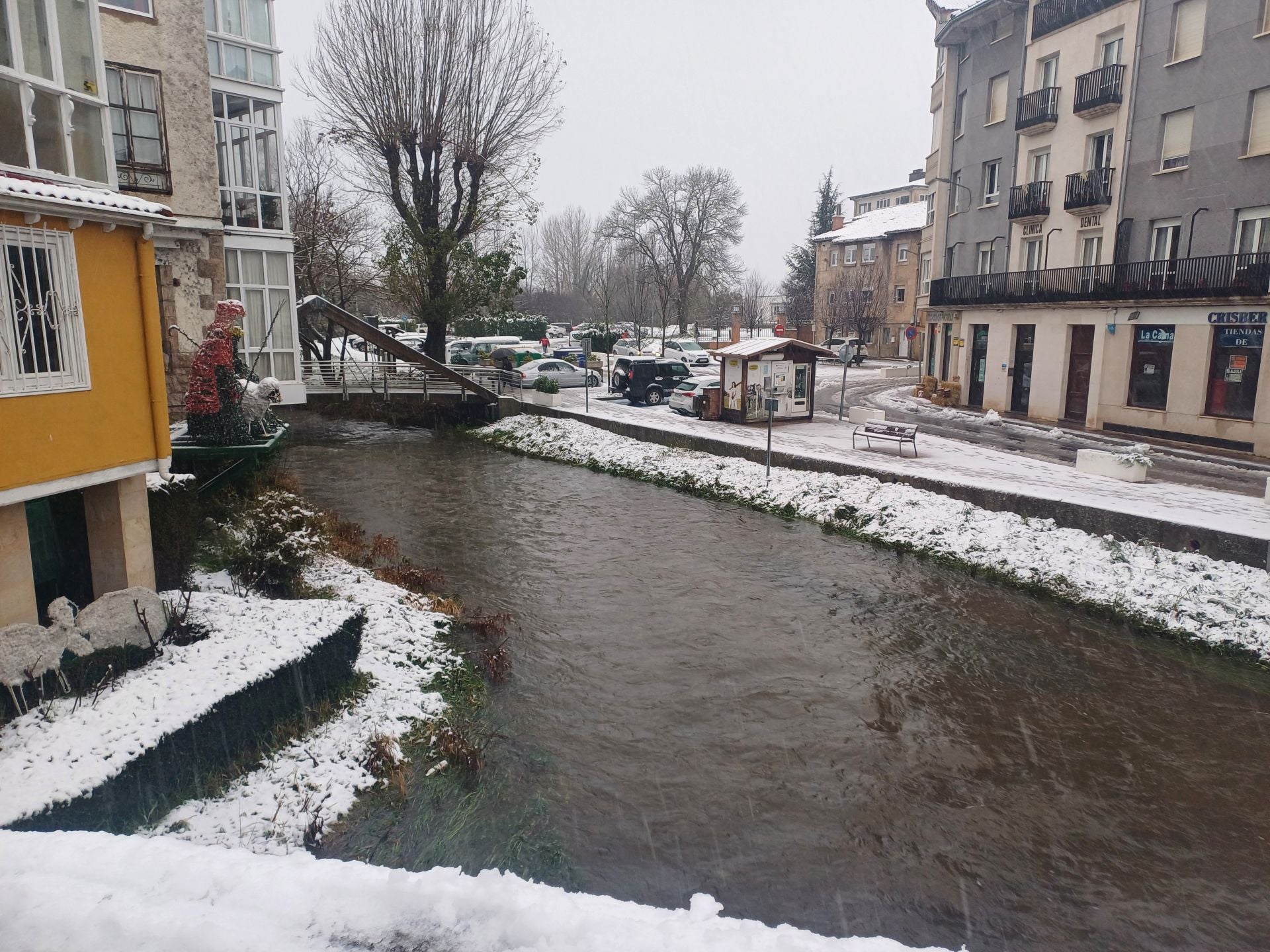 Imagen del río en Reinosa, con las riberas nevadas