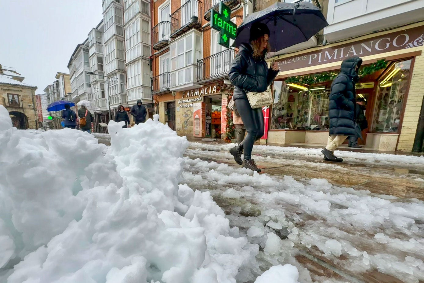 La capital de Campo amaneció con una buena cantidad de nieve.