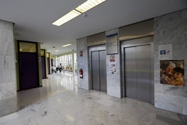 Zona de consultas del centro de salud Dobra, en Torrelavega, inaugurado hace treinta años.