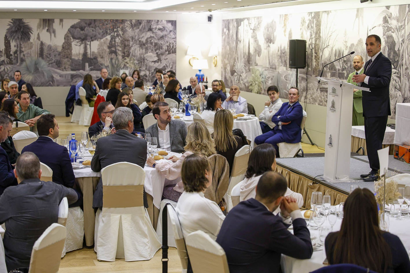 El presidente de la Asociación de Empresarios de Campings de Cantabria, Eneko Valle, durante su intervención en la gala.