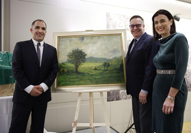 Eneko Valle, íñigo Noriega y Gema Igual, junto al cuadro del premio Tejo de Cantabria 2024.