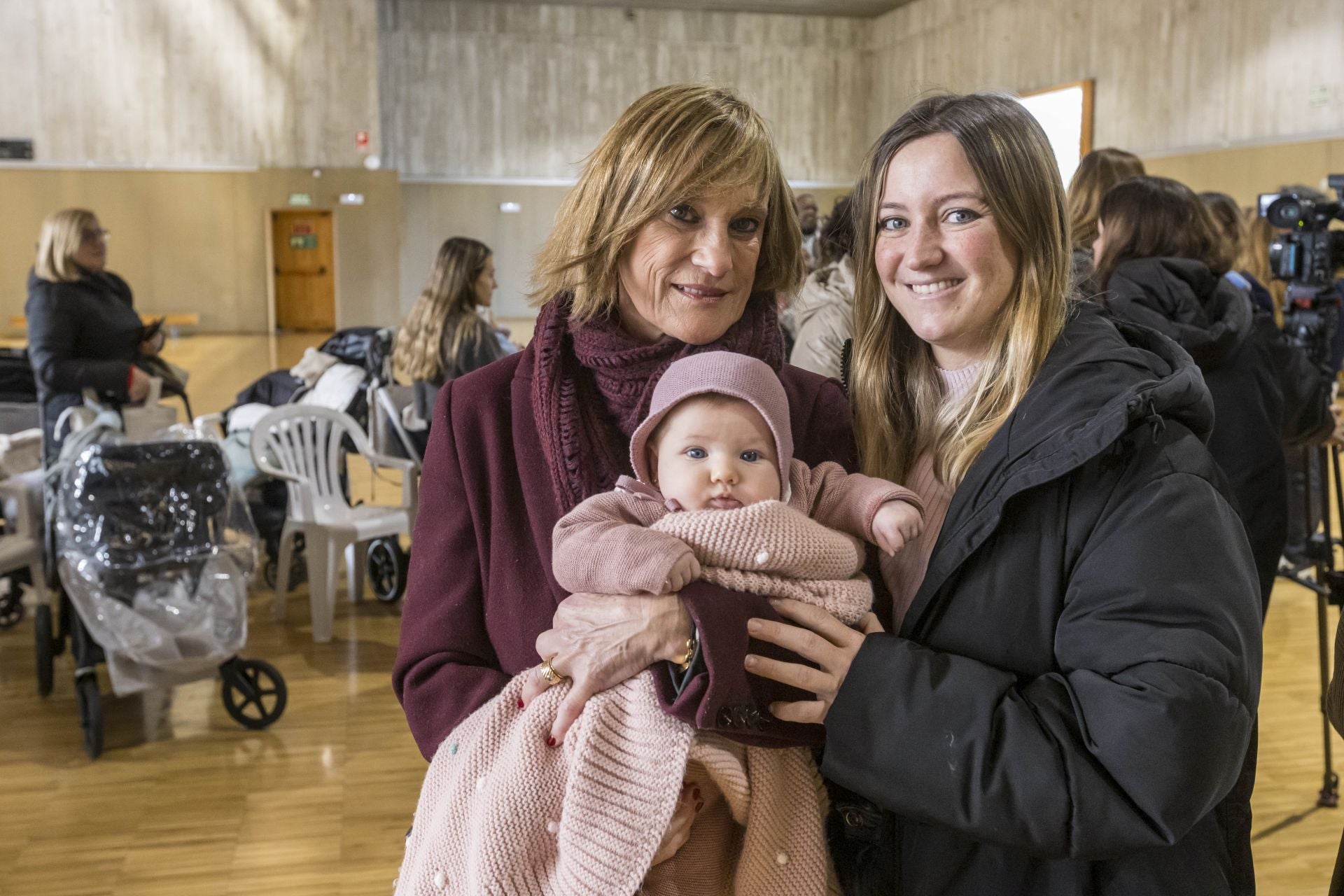 Una de las madres que acudieron al acto, con su hija Alejandra y la abuela de la niña.