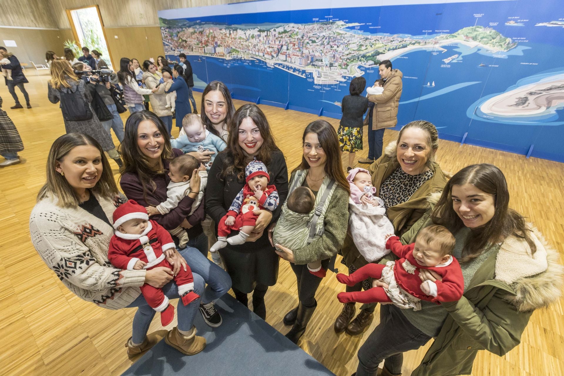 Laura García, Ana Quevedo, Estefanía Munilla, Sandra Alonso, Ana Sara Soberón, Natalia Palmao y Lucía Perez, todas con sus bebés en brazo.