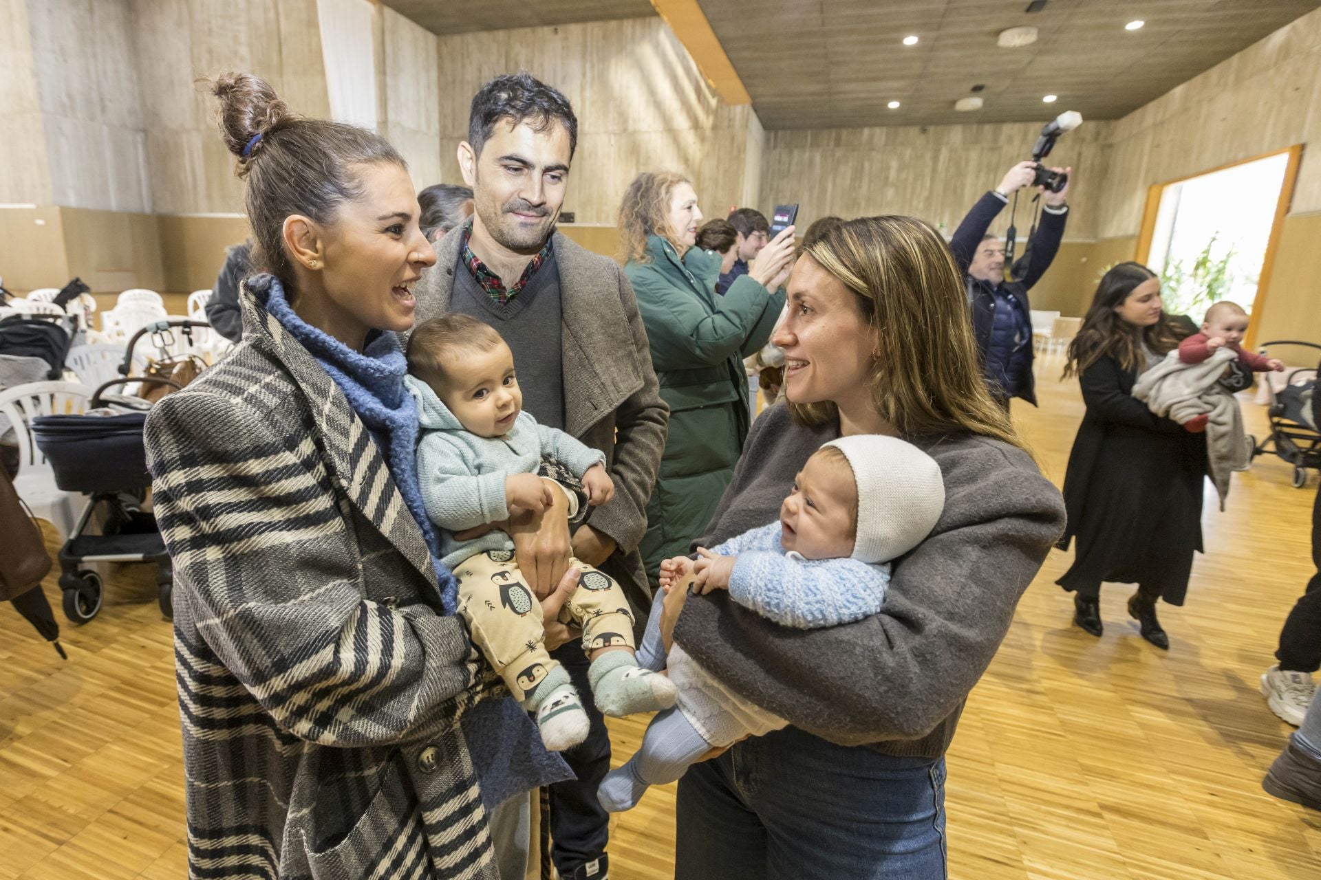 Dos madres conversan sobre sus recién nacidos.