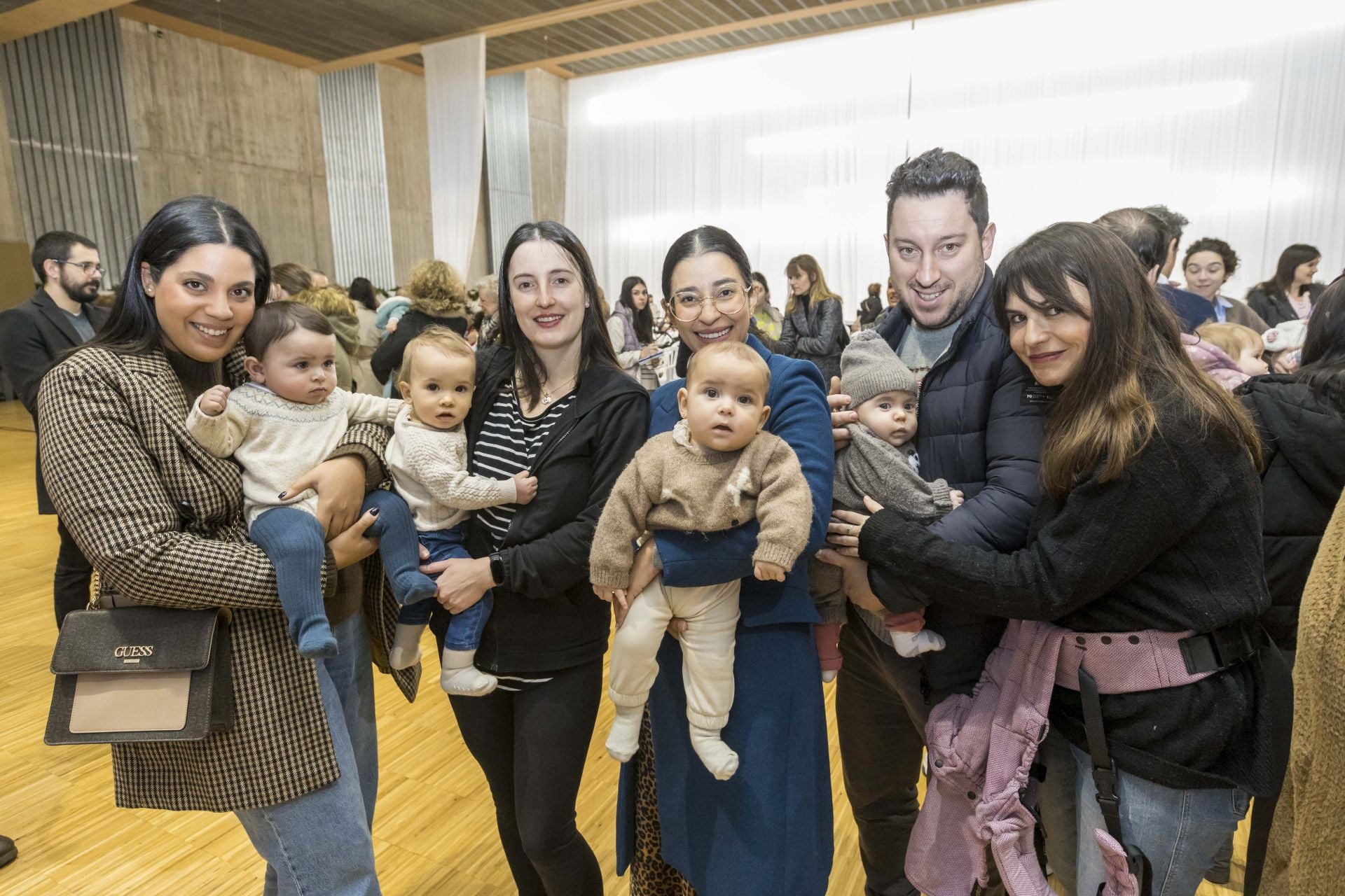 Los asistentes muestra orgullosos sus bebés a cámara.