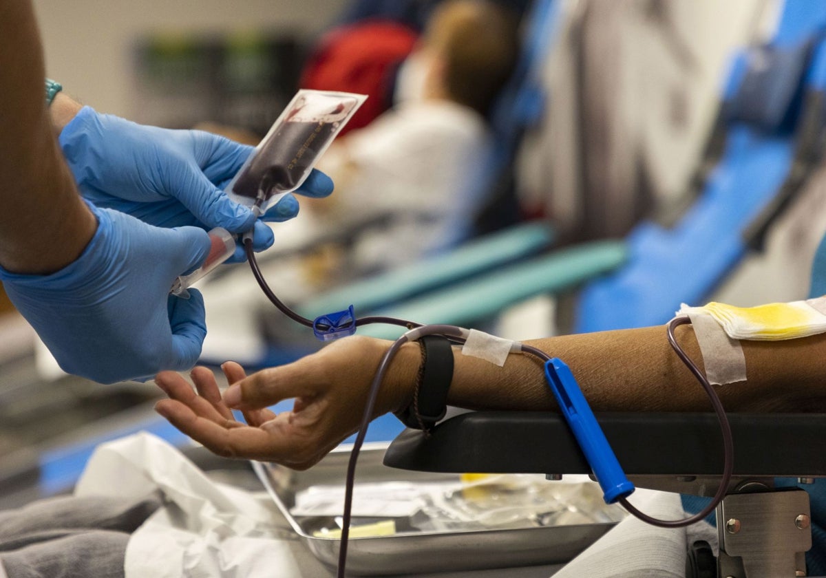 Una persona realiza una donación de sangre.