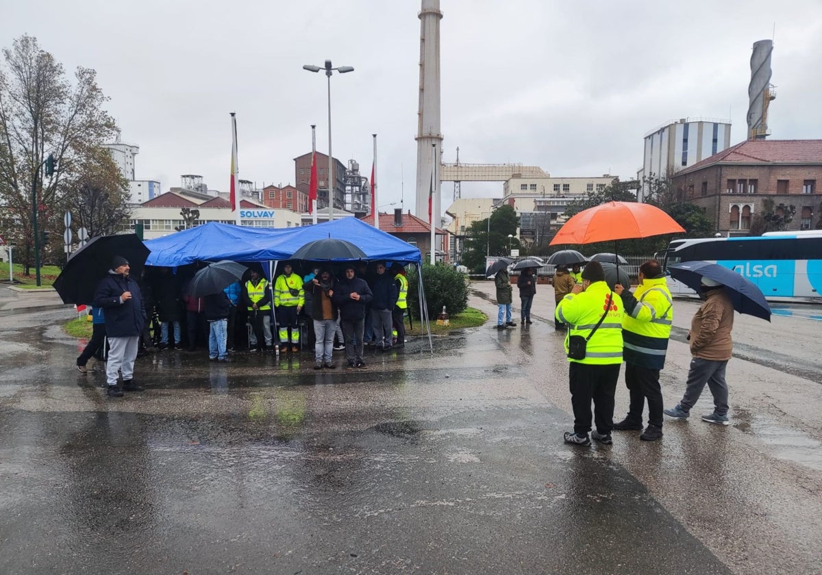 Empleados durante su octava jornada de huelga, este martes, ante el complejo de Solvay.