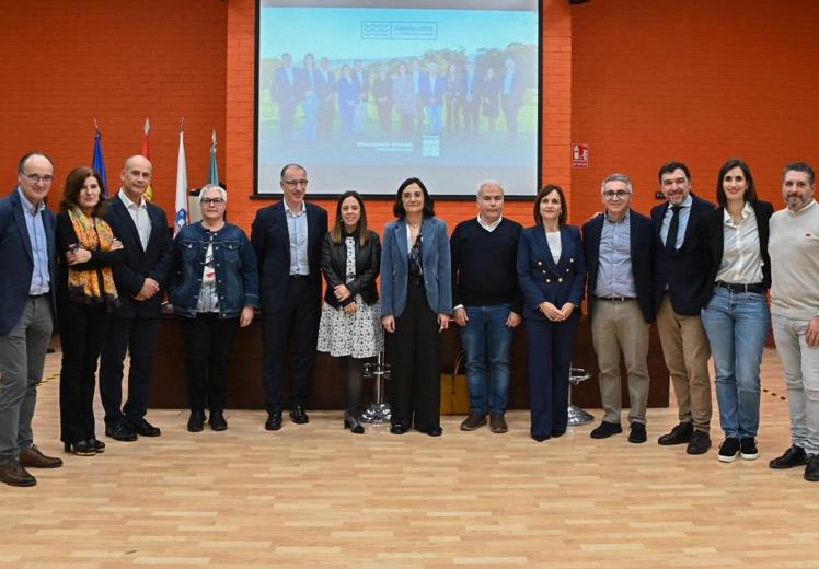 Conchi López, en el centro, rodeada por los miembros de su equipo.