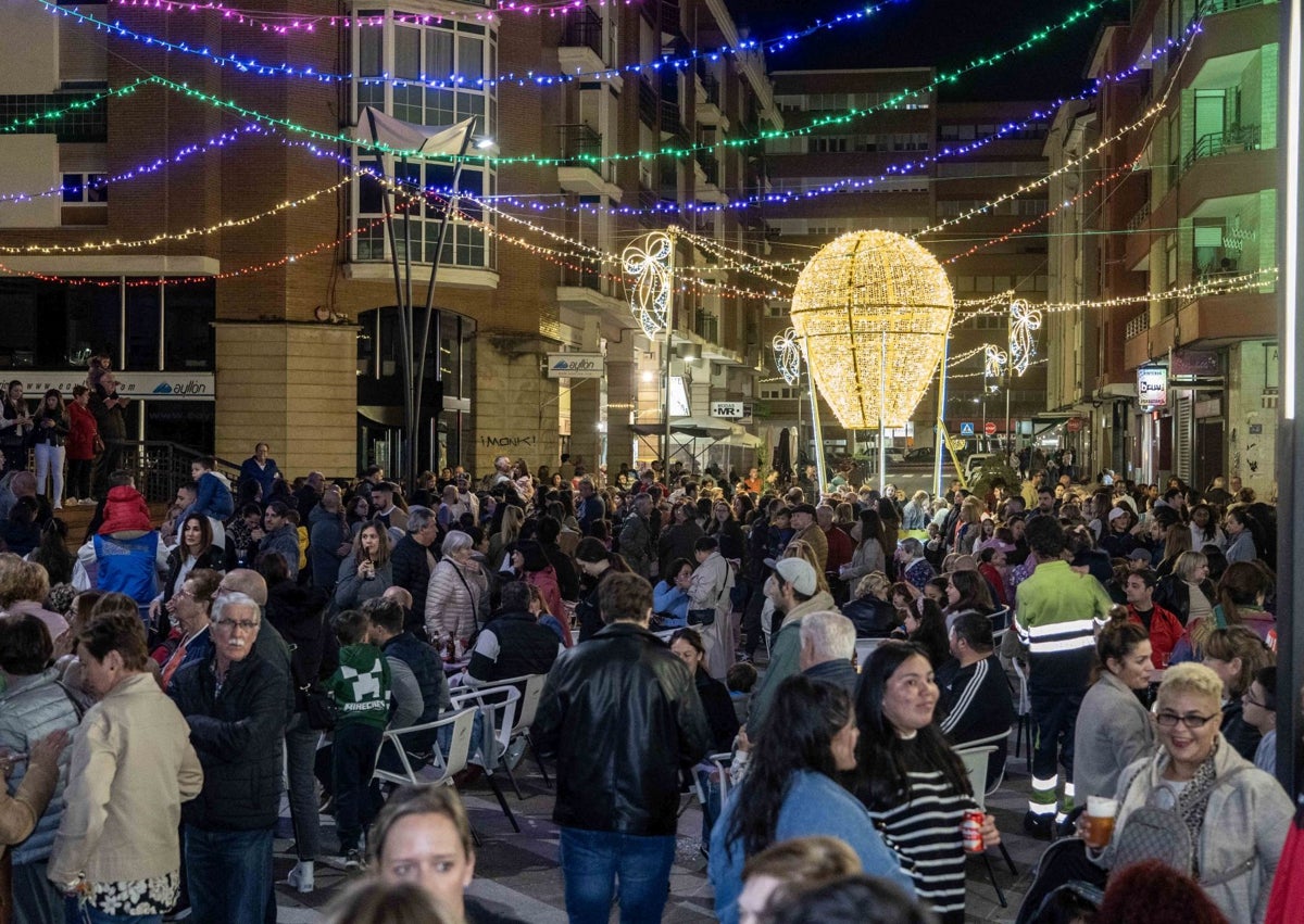 Imagen secundaria 1 - La iluminación del municipio tiene especial protagonismo en las calles del centro de Maliaño.