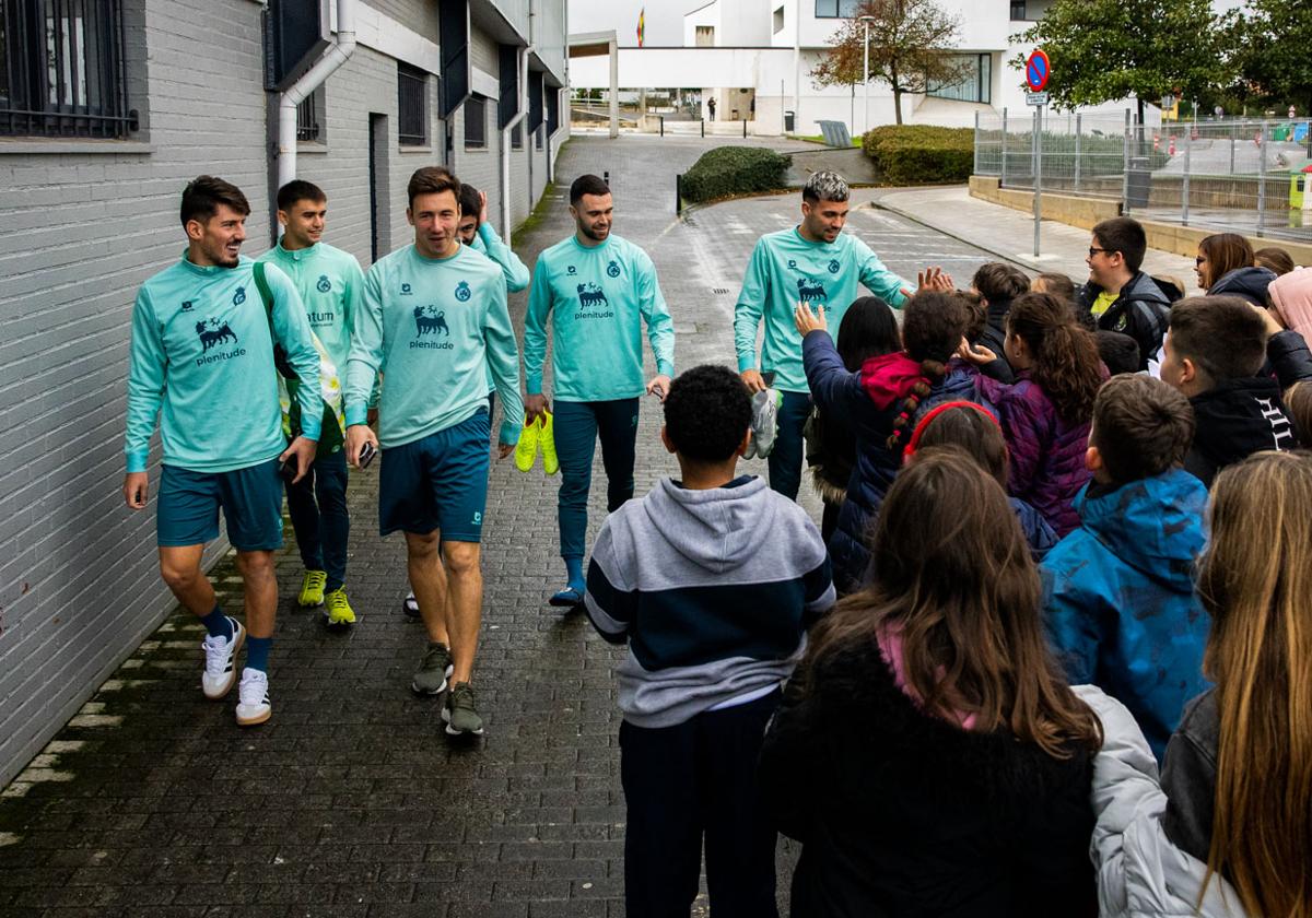 La plantilla del Racing, en el Municipal de Bezana durante el entrenamiento de esta mañana