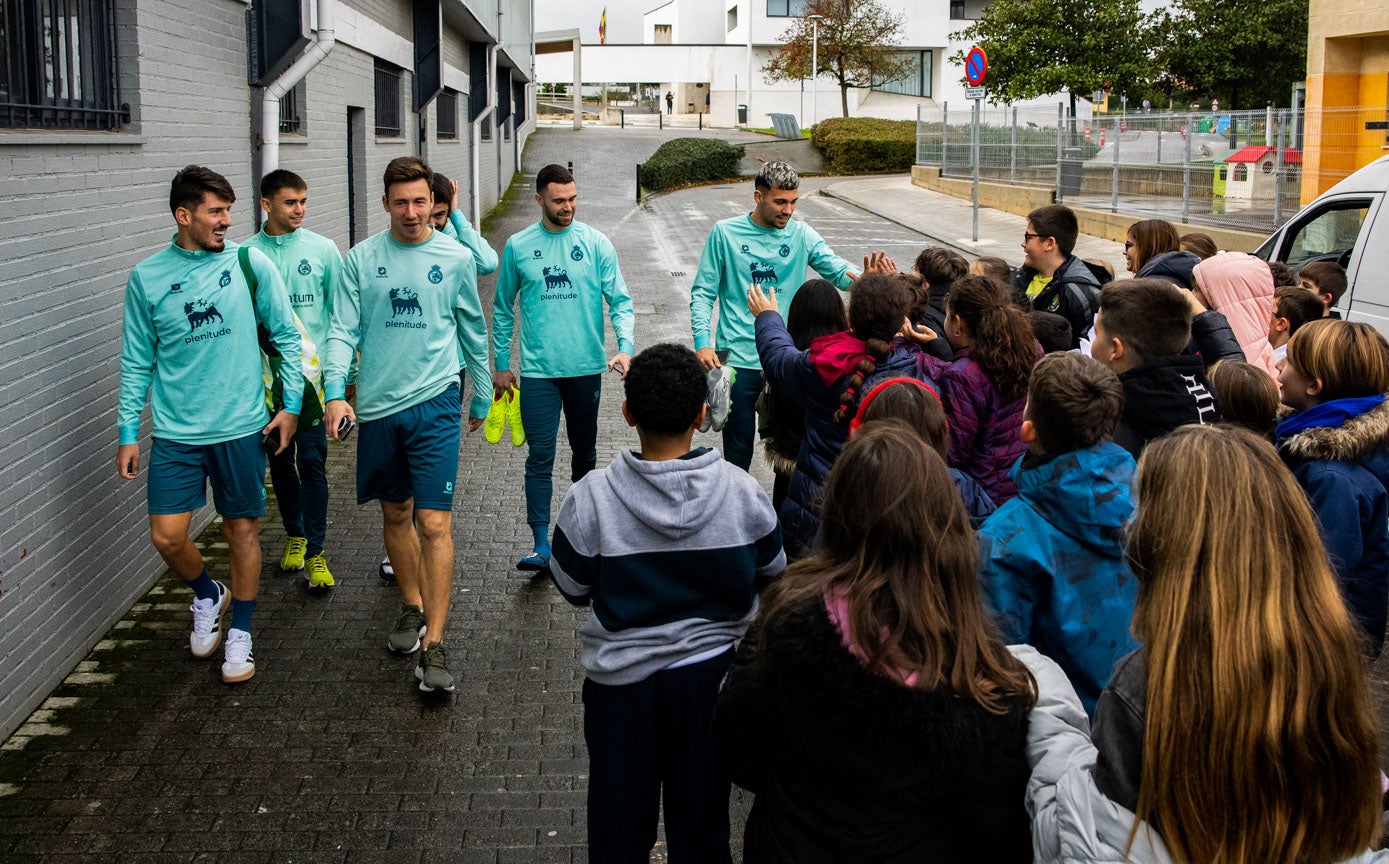 A la llegada de los jugadores al Municipal de Bezana, los alumnos del colegio Buenaventura González les estaban esperando para recibirlos con un cálido aplauso.