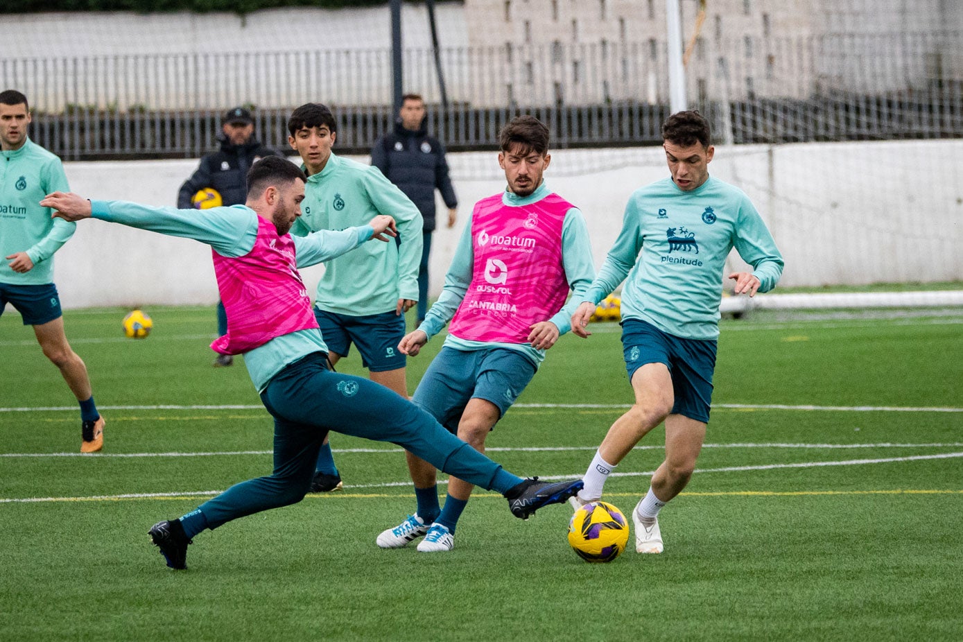 Manu Hernando  y Unai Vencedor tratan de robar el balón a Íñigo Vicente. 