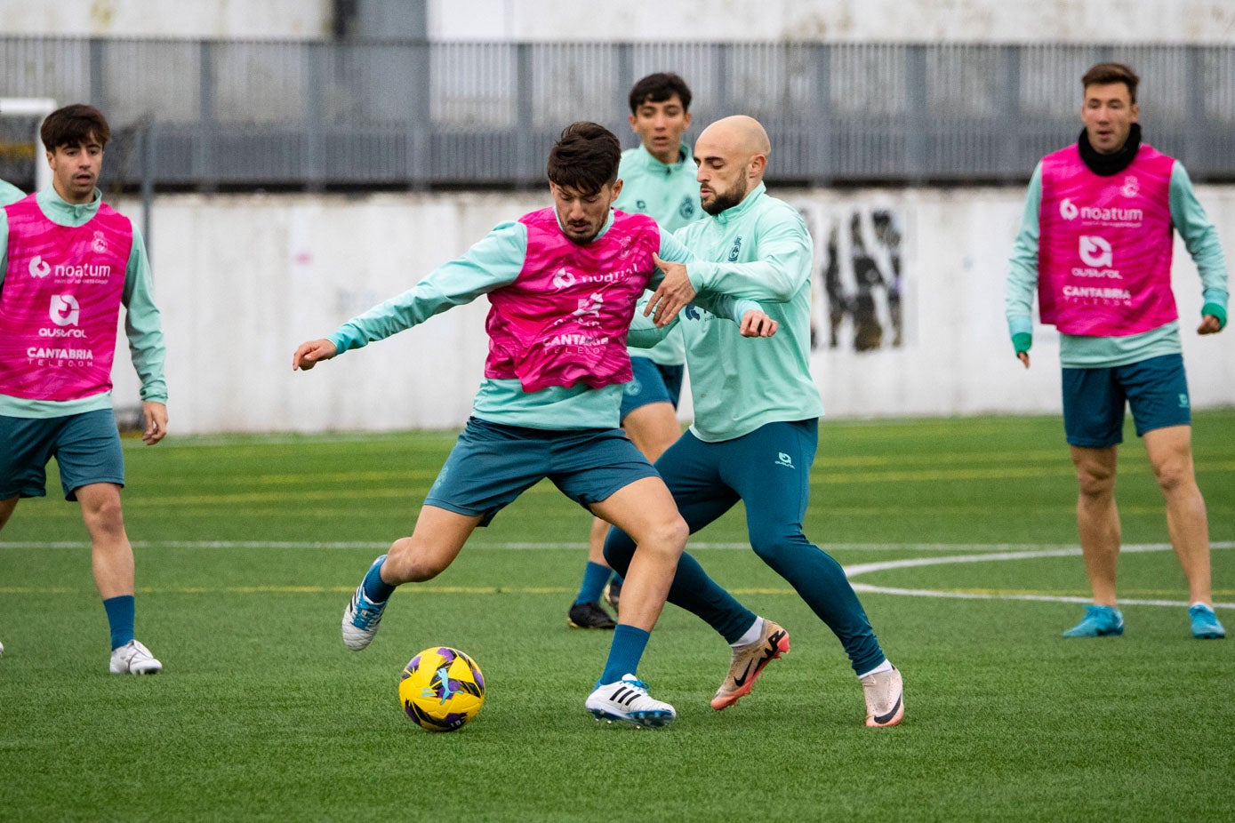 Unai Vencedor y Ekain pugnan por el balón.