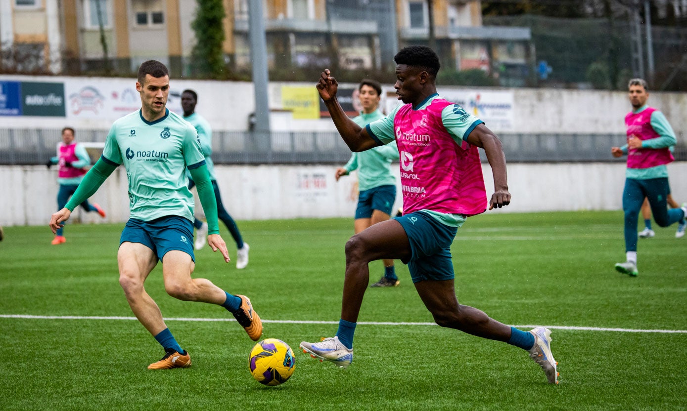 Mantilla intenta cortar la progresión de Maguette Gueye. 