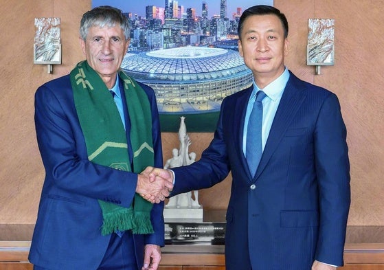 Quique Setién y Zhong Jinhui, el presidente del Beijing Guoan.