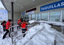 Casi una decena de trabajadores acondicionan la zonade taquillas, donde se acumuló una gran cantidad de nieve.