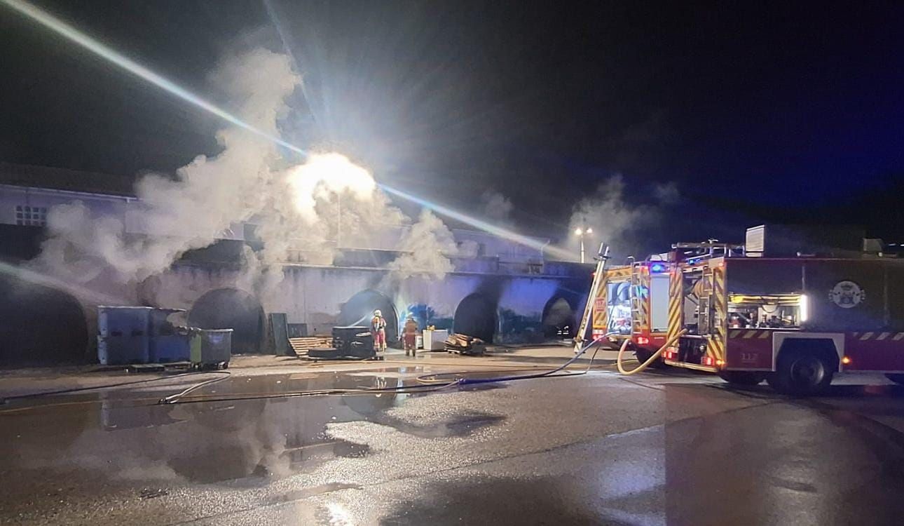 Bomberos sofocando el incendio esta madrugada