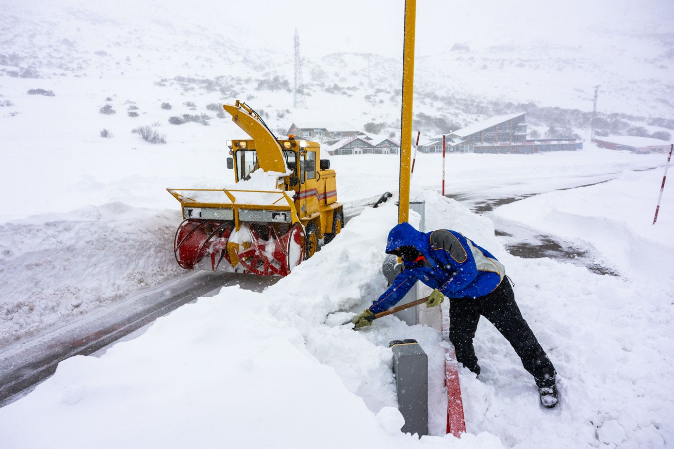 Una mañana de mucho nieve, el trabajo se complica. La tarea era laboriosa debido a la cantidad de nieve acumulada en la zona y la altura llegaba a los 1.70 metros, casi la de uno de los trabajadores. 