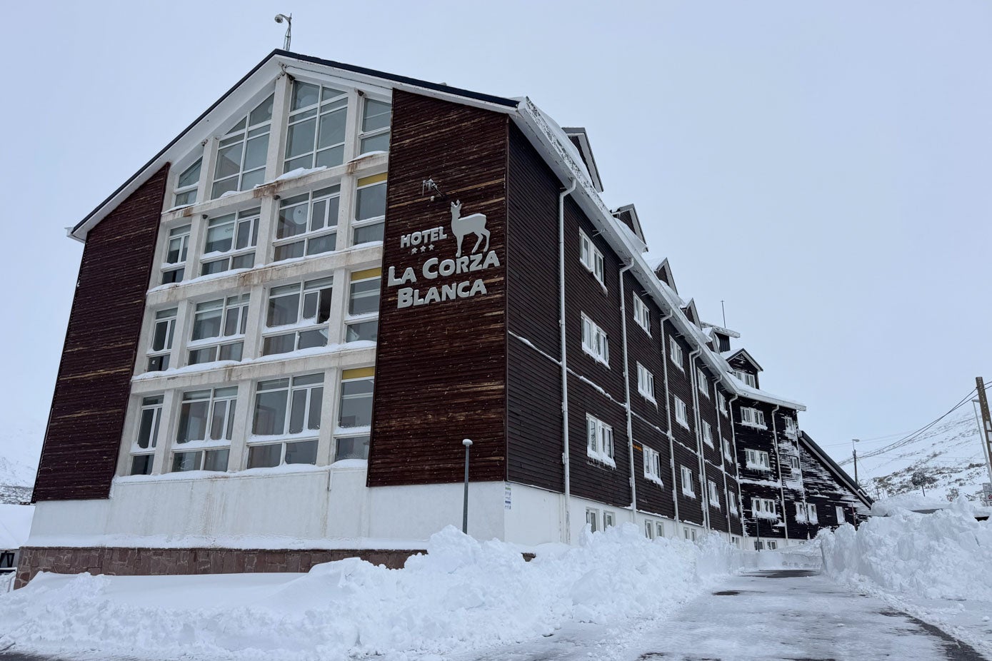 El hotel La Corza Blanca, próximo a la estación de esquí, presenta en la actualidad un estado lamentable con ventanas rotas y la fachada con bastantes desperfectos que se aprecian a simple vista.