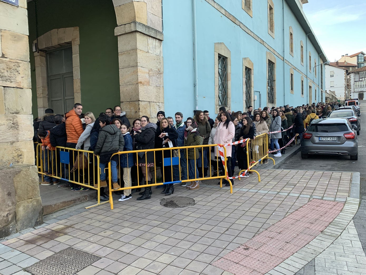 Colas para el concierto benéfico de Rulo en favor de los afectados. 