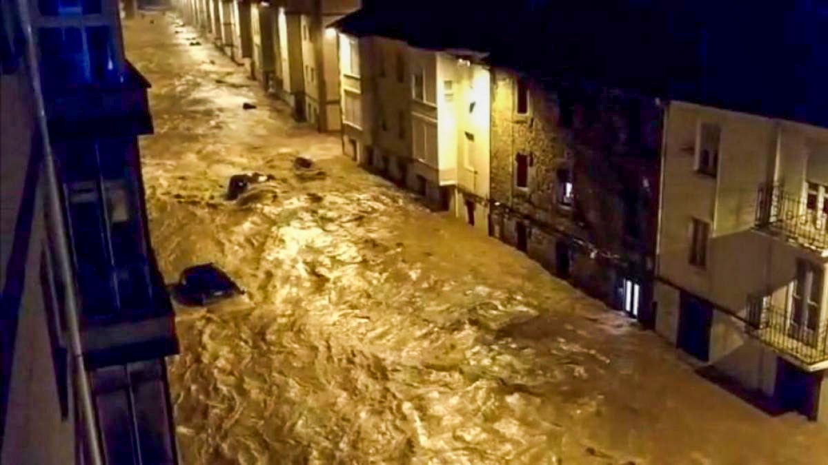 El agua corrió como un río por las calles de Reinosa. 