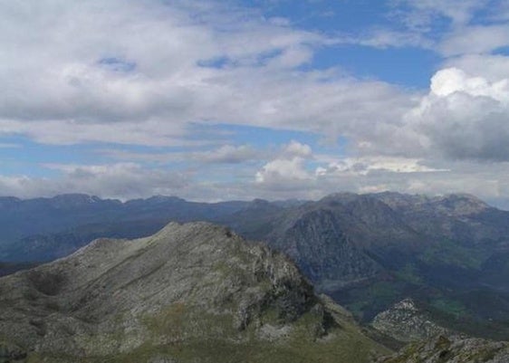 Vistas desde la Peña del Moro: Peña Busta y Pico San Vicente (Oeste).