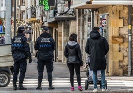 Policías locales de Reinosa controlando el tráfico en el centro.
