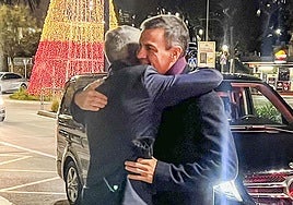 Pedro Sánchez y Pablo Zuloaga se funden en un abrazo a la llegada del presidente al restaurante.