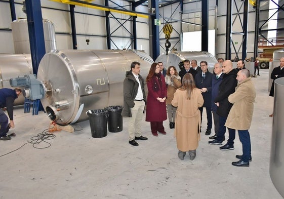 Autoridades y empresarios en la visita a las instalaciones del polígono de Barros.