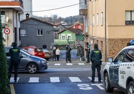 Despliegue de la Guardia Civil en Campuzano, en el entorno donde se produjeron los disparos hace un mes, en Torrelavega.