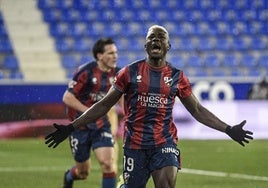 Patrick Soko celebra un gol con el Huesca.