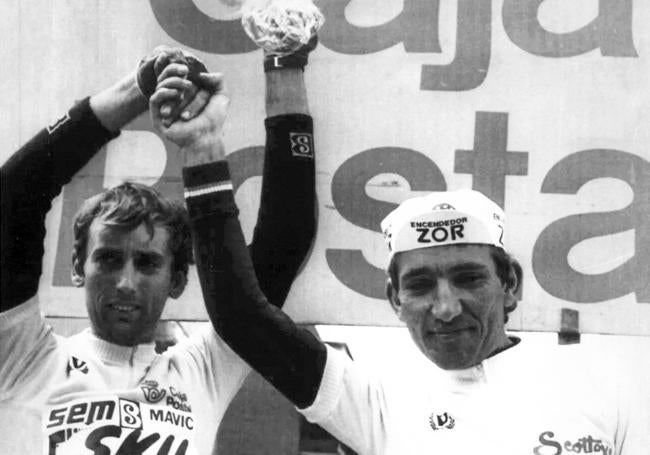 Alberto Fernández, de blanco, con el maillot de primer español, en la Vuelta a España 84 junto a Éric Caritoux, el ganador.