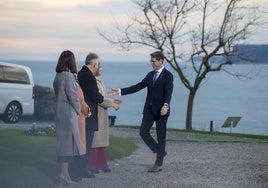 El presidente del Gobierno de La Rioja, Gonzalo Capellán, llega al Palacio de la Magdalena, este viernes, y saluda a la presidenta de Cantabria, María José Sáenz de Buruaga.