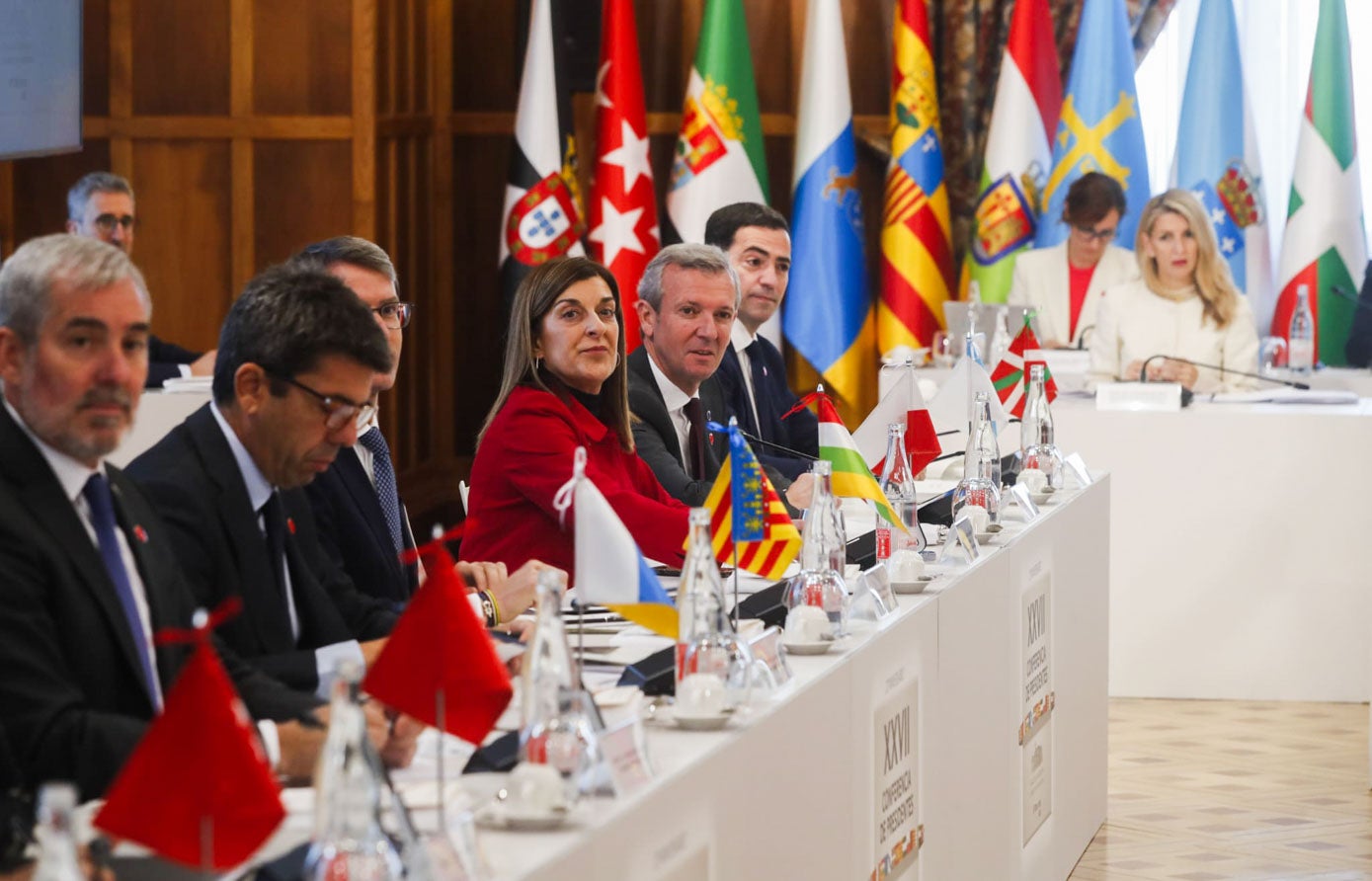 Parte de la mesa que se ha montado en la sala Bringas Riancho del Palacio de la Magdalena que acoge la cumbre