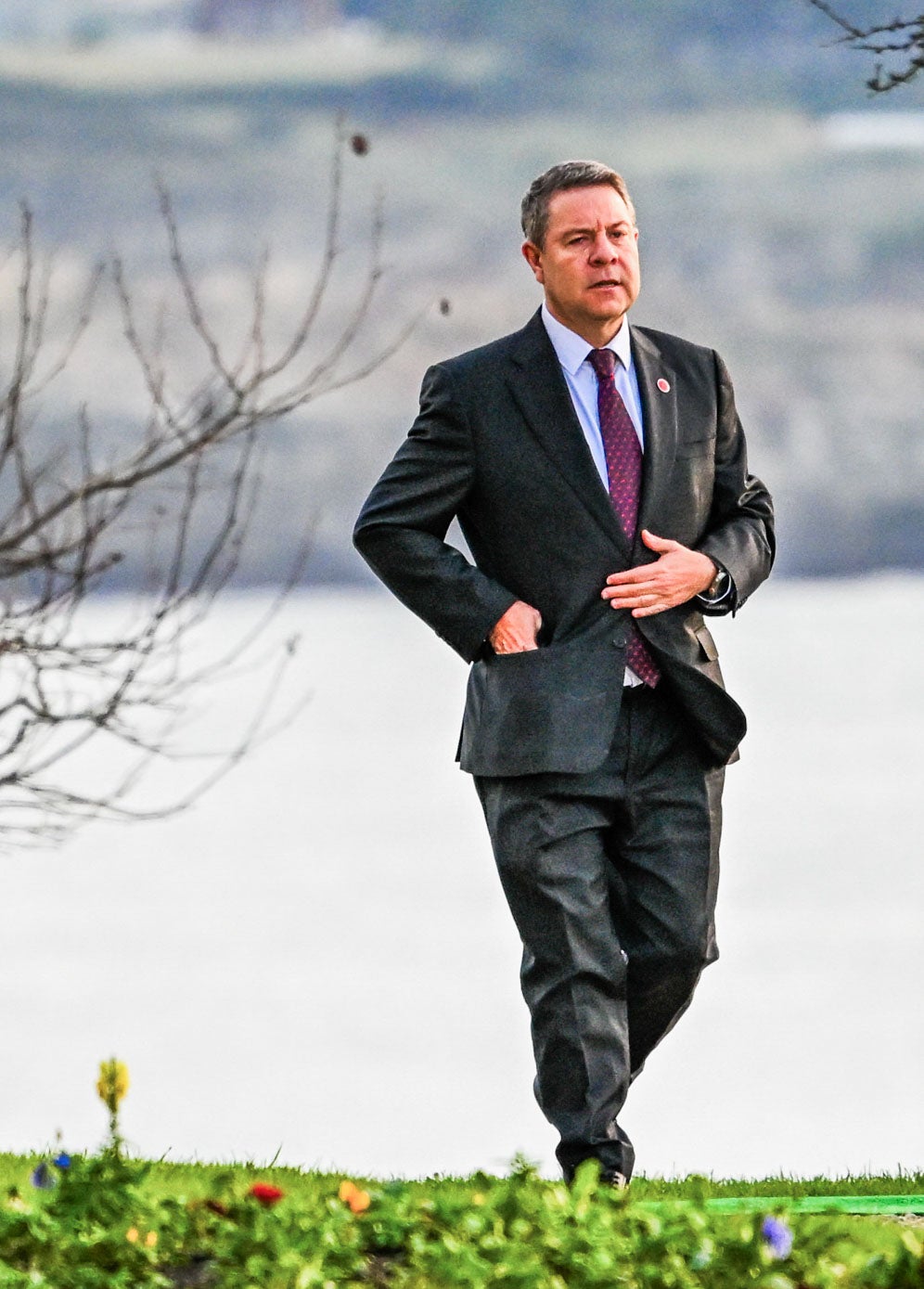 El socialista Emiliano García Page, presidente de Castilla-La Mancha, con un traje gris y corbata malva.