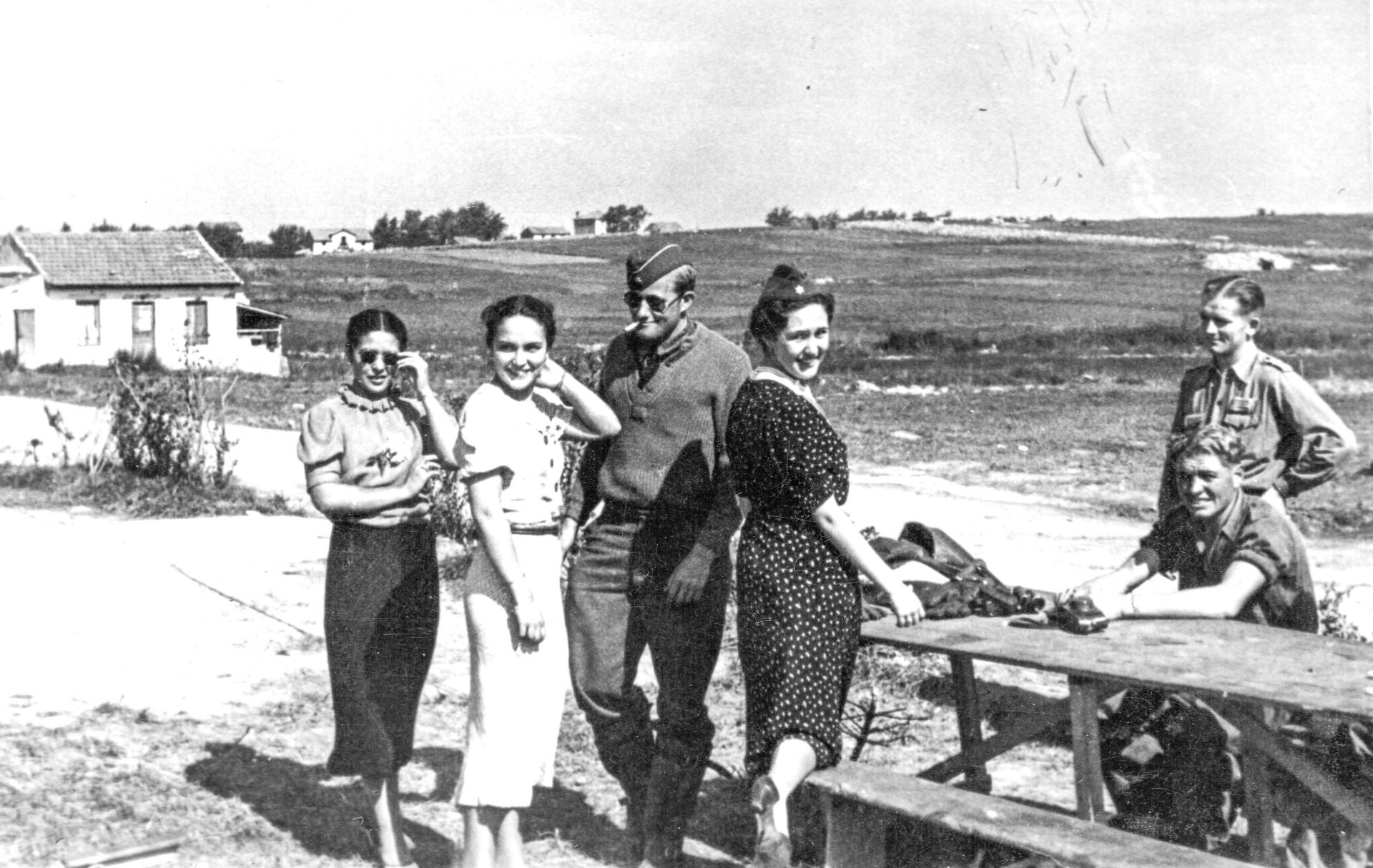 Soldados alemanes filtreando con jovenes en La Albericia.