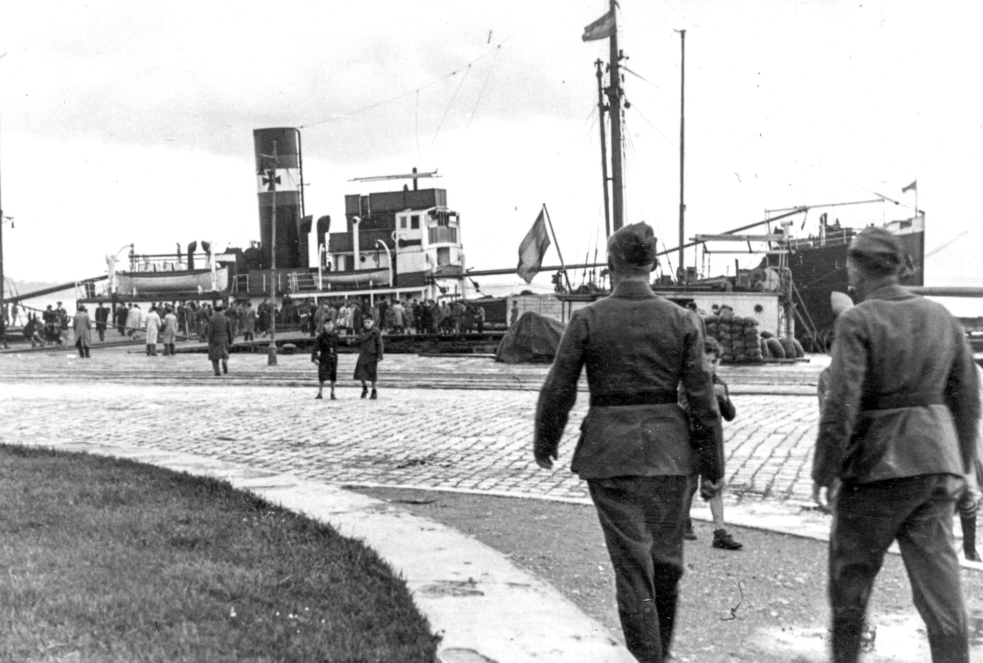 Buque alemán descargando material de la Legión Cóndor en el puerto de Santander. Septiembre de 1937.