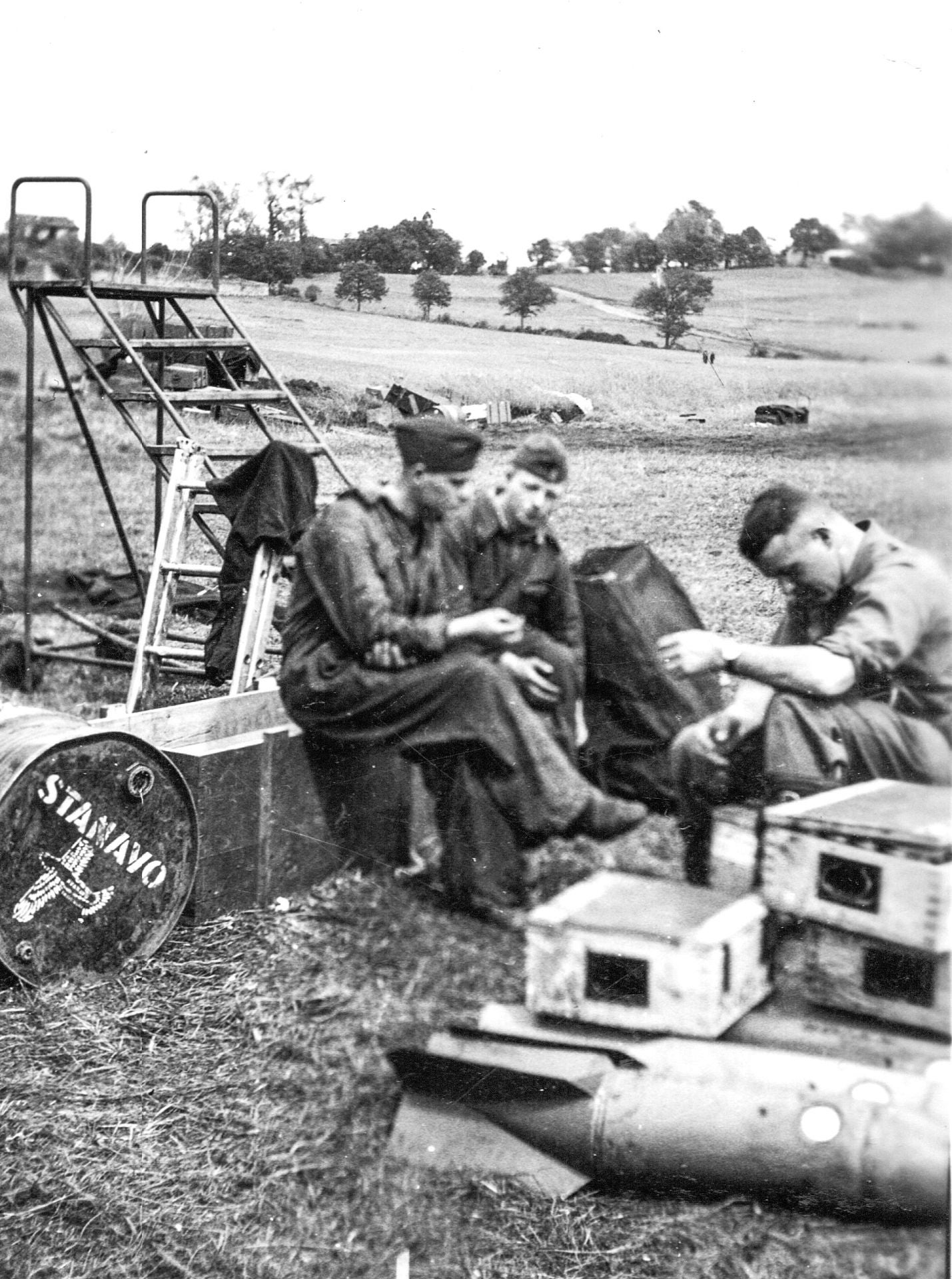 Personal auxiliar de vuelo rodeado de conbustible y bombas en el aeródromo de Pontejos.