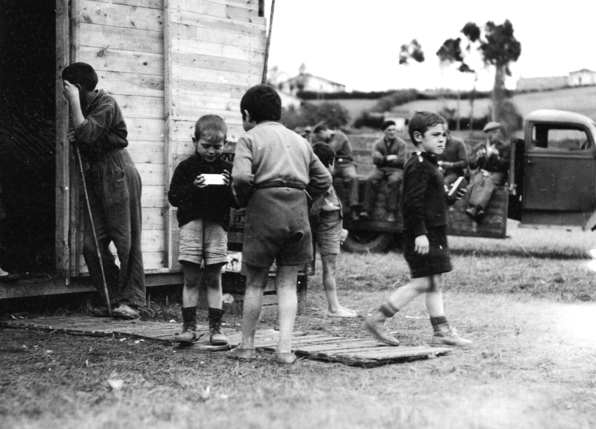 Grupo de niños merodeando en el aeródromo de Pontejos en busca de comida. 