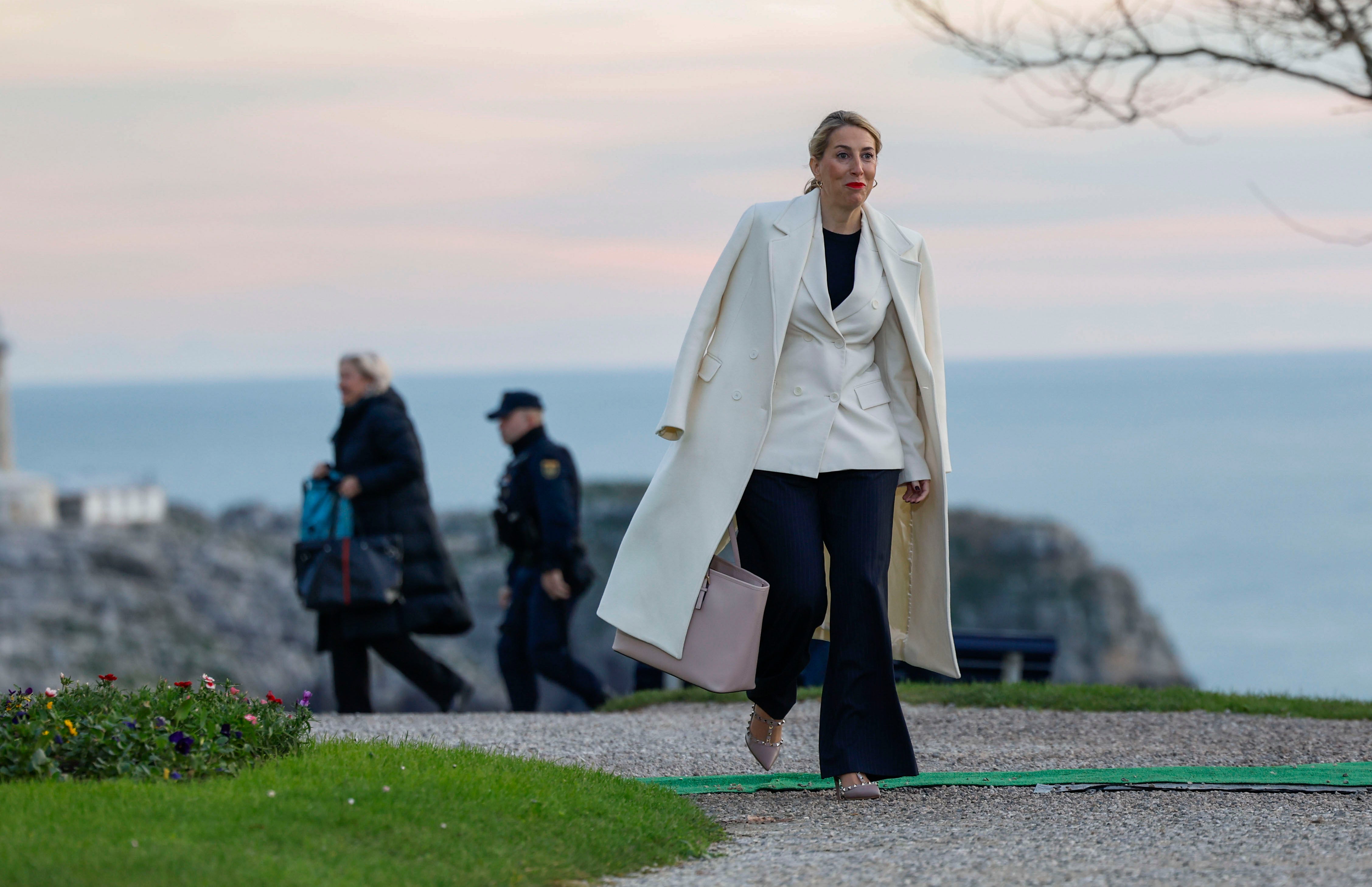 La presidenta de Extremadura María Guardiola a su llegada a la cita